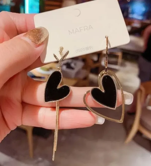 Aretes de corazón negro